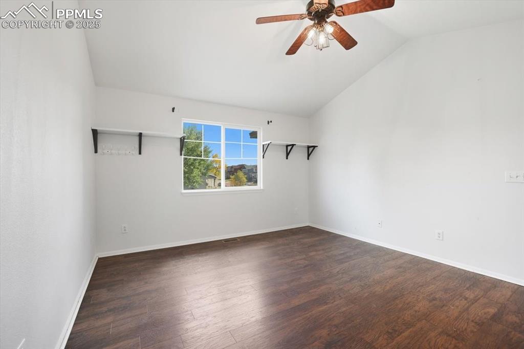 Image 18 of 28: Bedroom