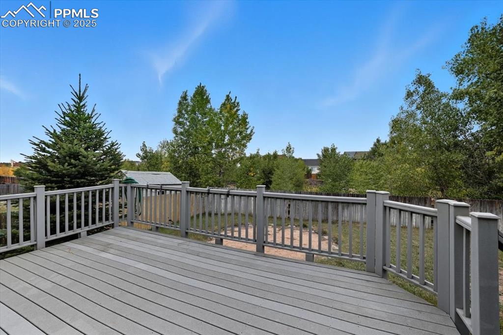 Image 27 of 28: Deck