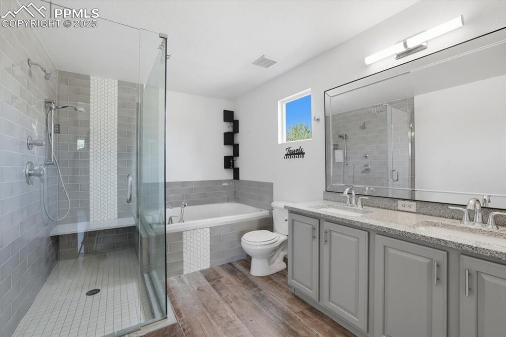 Image 9 of 28: Bathroom