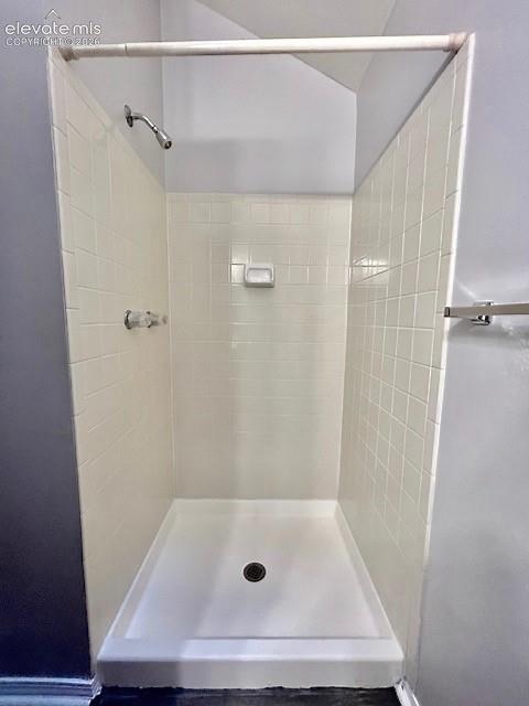 Image 21 of 43: Bathroom