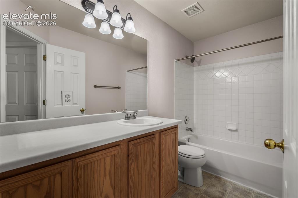 Image 39 of 46: Full Guest Bathroom