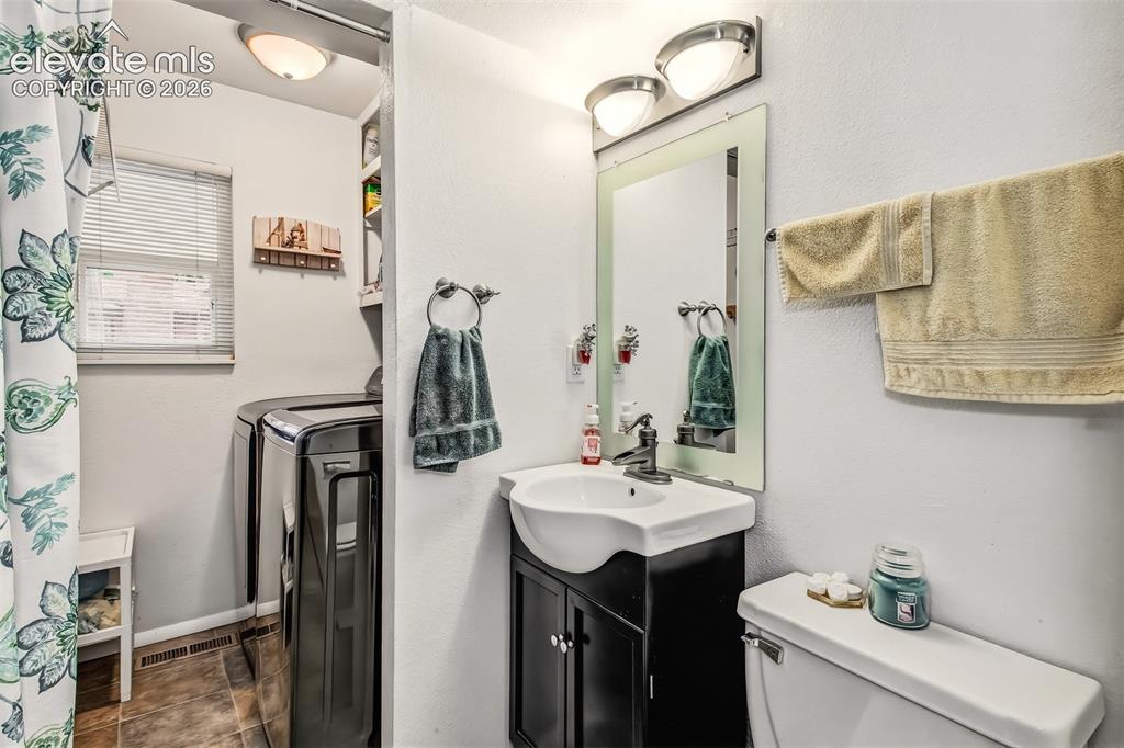 Image 18 of 33: Bathroom