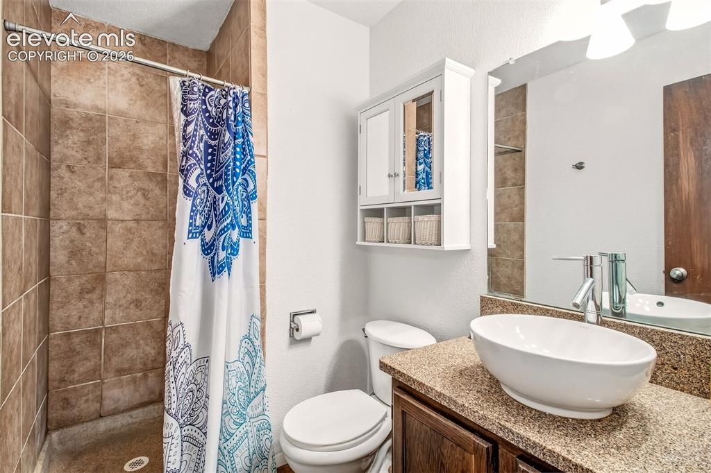 Image 19 of 33: Bathroom