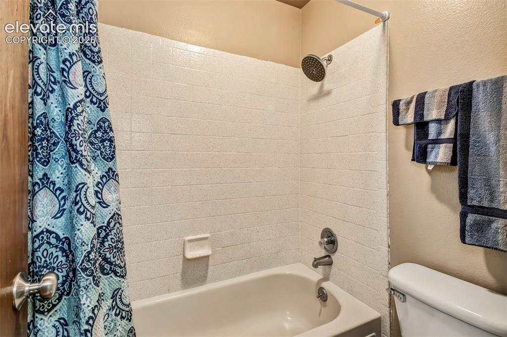 Image 20 of 33: Bathroom