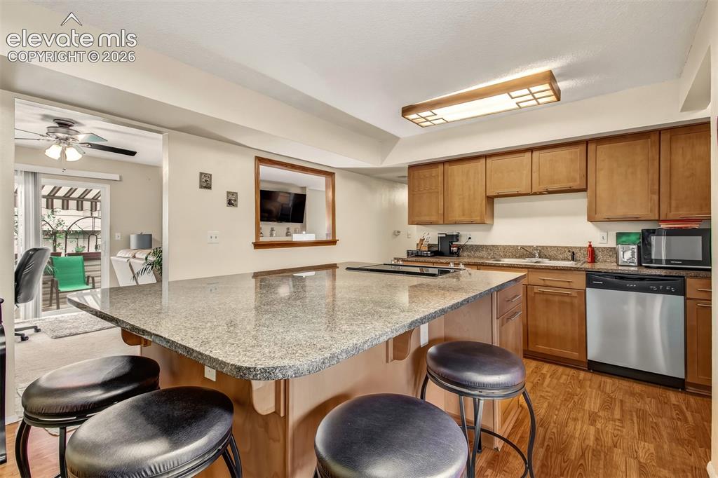 Image 5 of 33: Kitchen