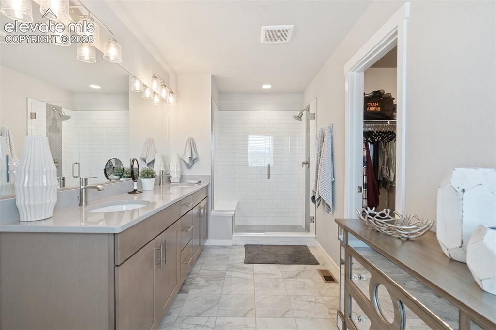 Image 13 of 23: Bathroom
