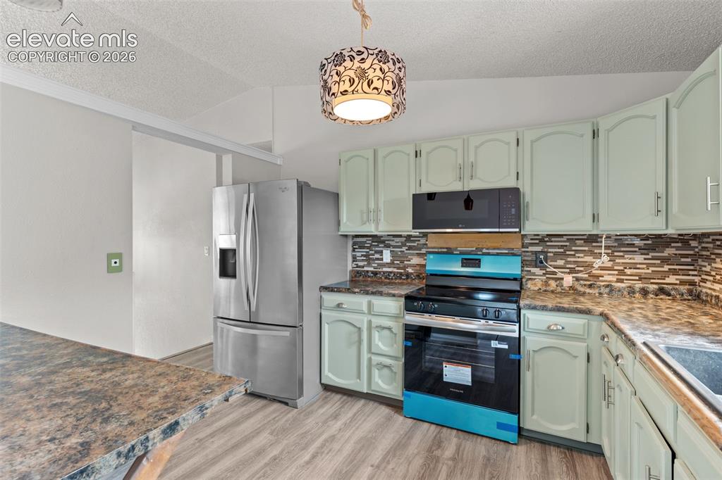 Image 10 of 50: Kitchen