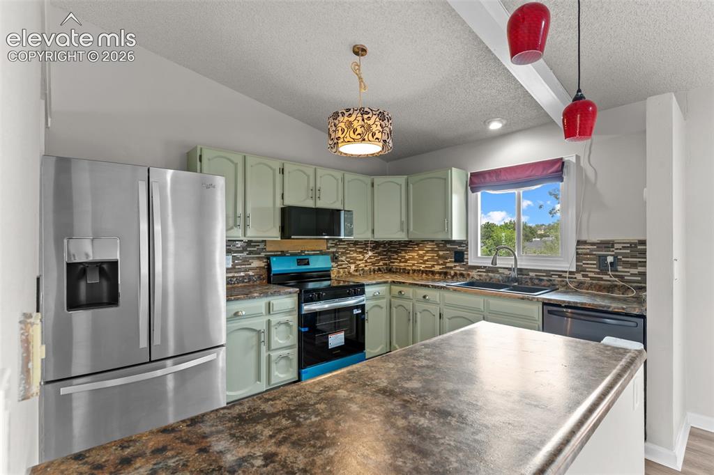 Image 11 of 50: Kitchen