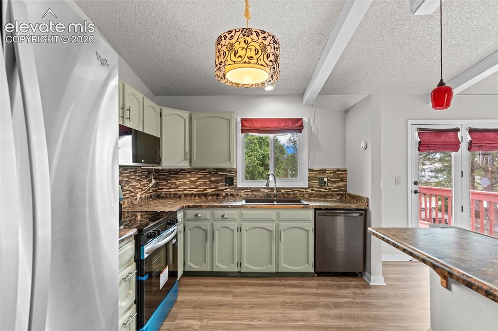 Image 12 of 50: Kitchen