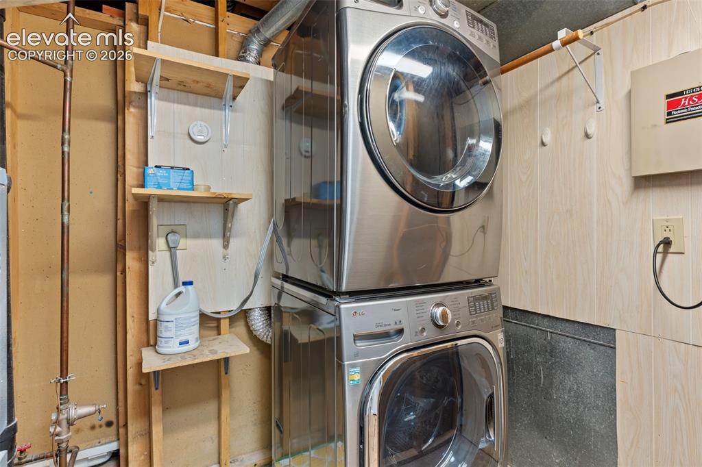 Image 21 of 50: Laundry