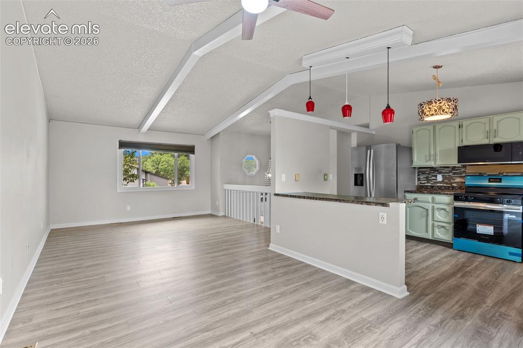 Image 8 of 50: Living Room