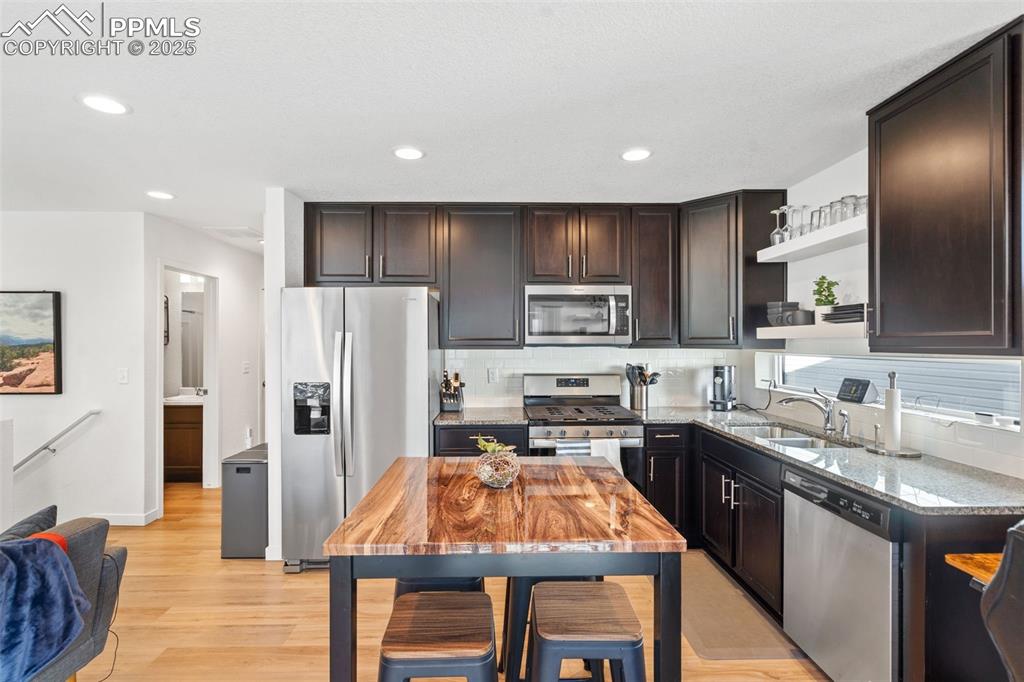 Image 4 of 15: Solid surface countertops