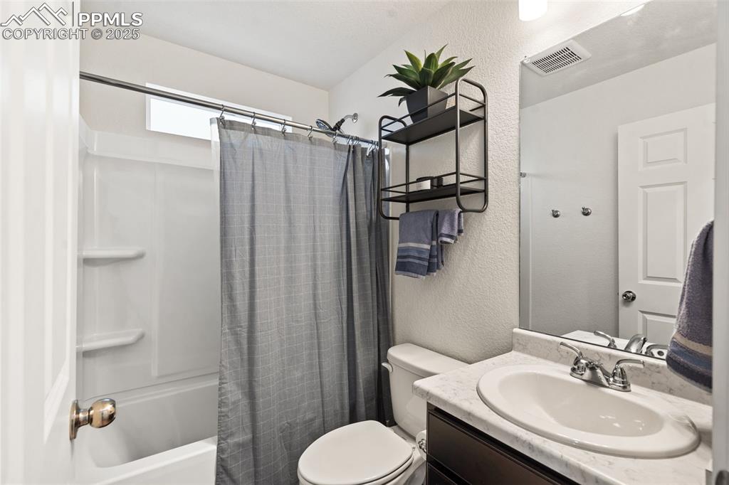 Image 6 of 15: Main Full Bathroom off 2nd floor hallway