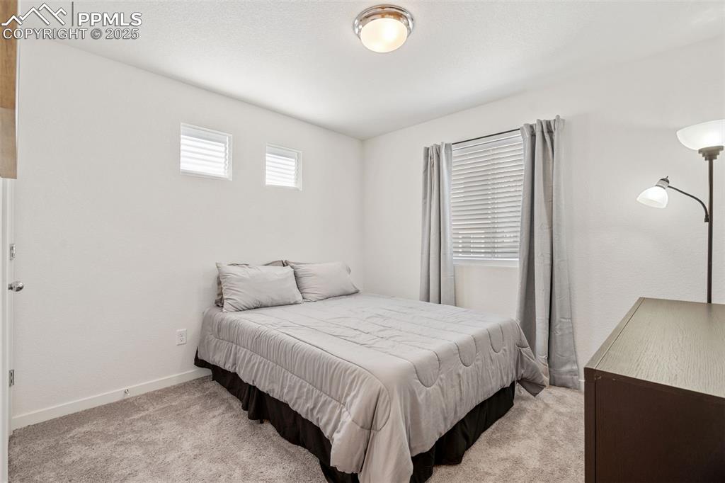 Image 7 of 15: Guest bedroom 