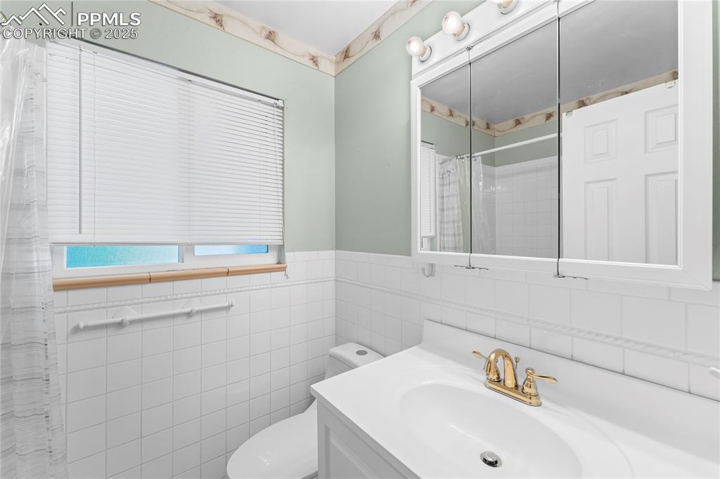 Image 19 of 39: Bathroom