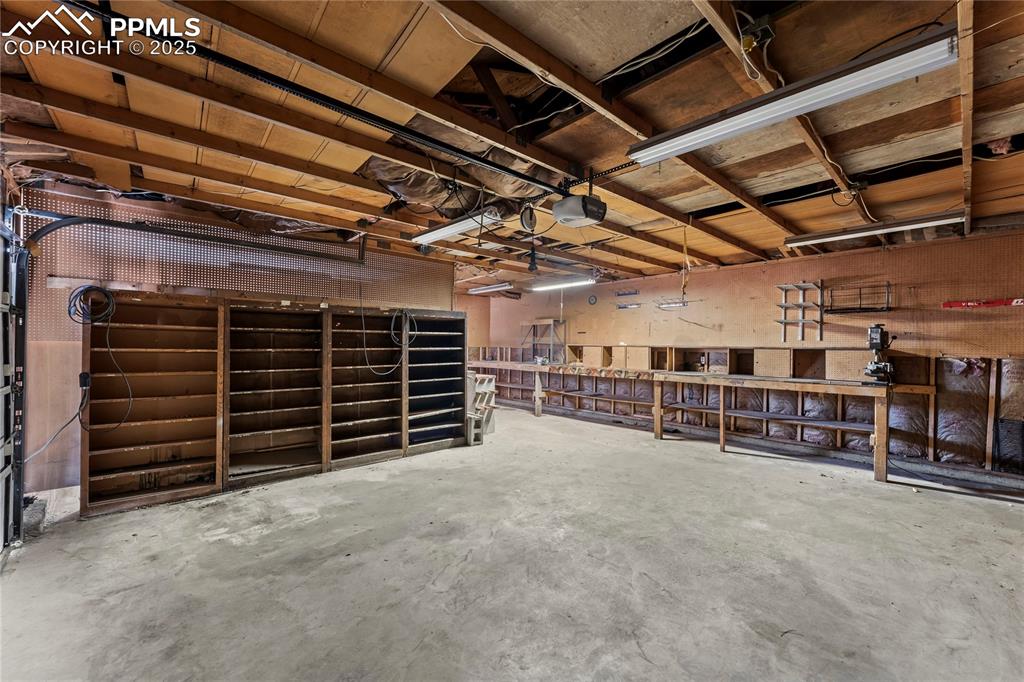 Image 4 of 39: HUGE Garage and work shop 