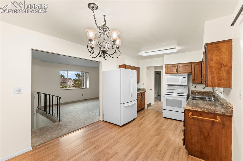 Image 9 of 39: Kitchen