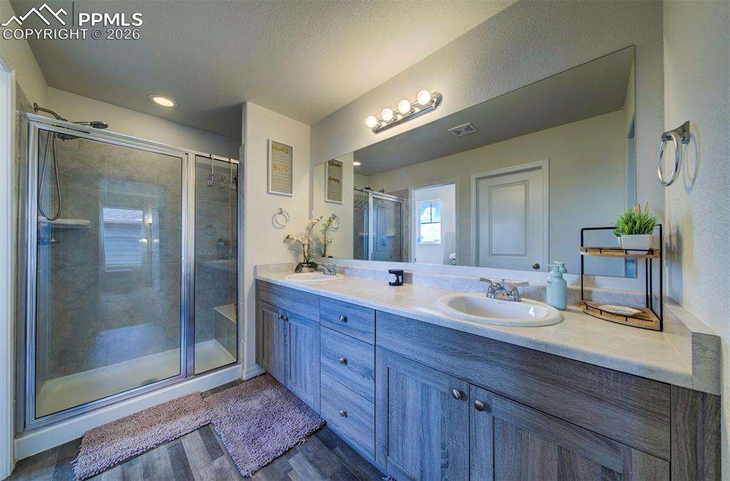 Image 16 of 21: Bathroom