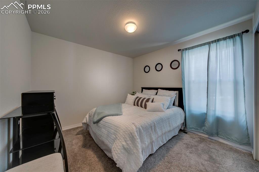 Image 17 of 21: Bedroom