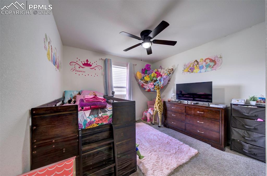 Image 18 of 21: Bedroom