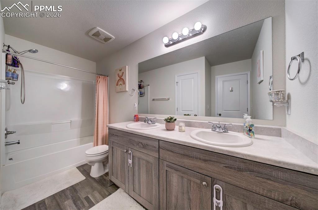 Image 19 of 21: Bathroom