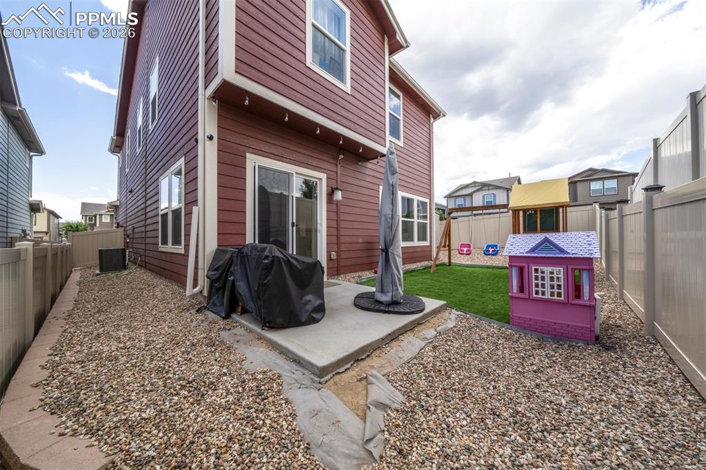 Image 20 of 21: Back of Structure