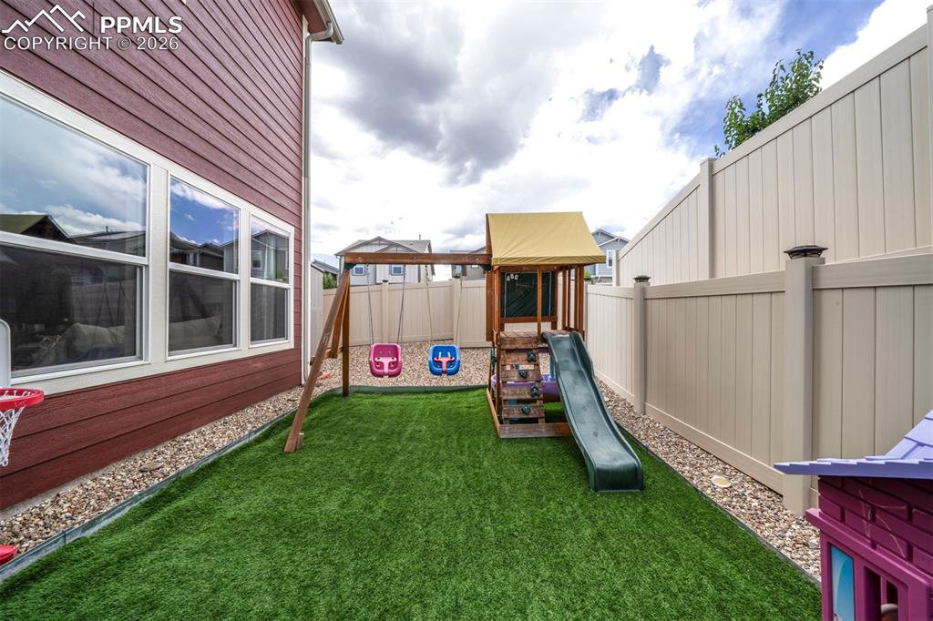 Image 21 of 21: Yard