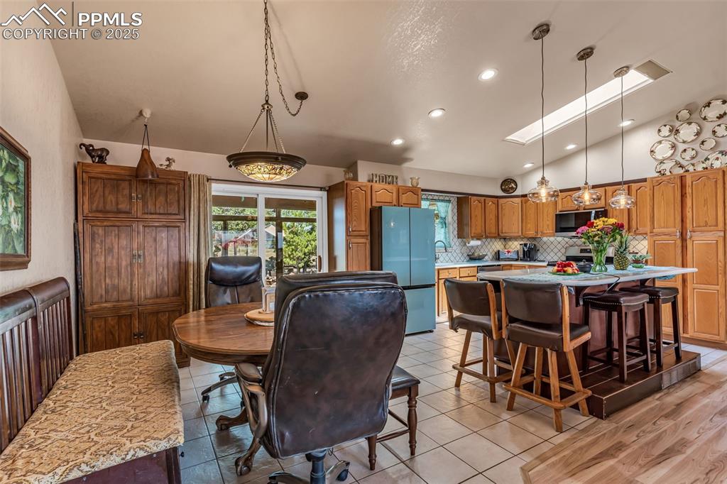 Image 15 of 50: Dining Area