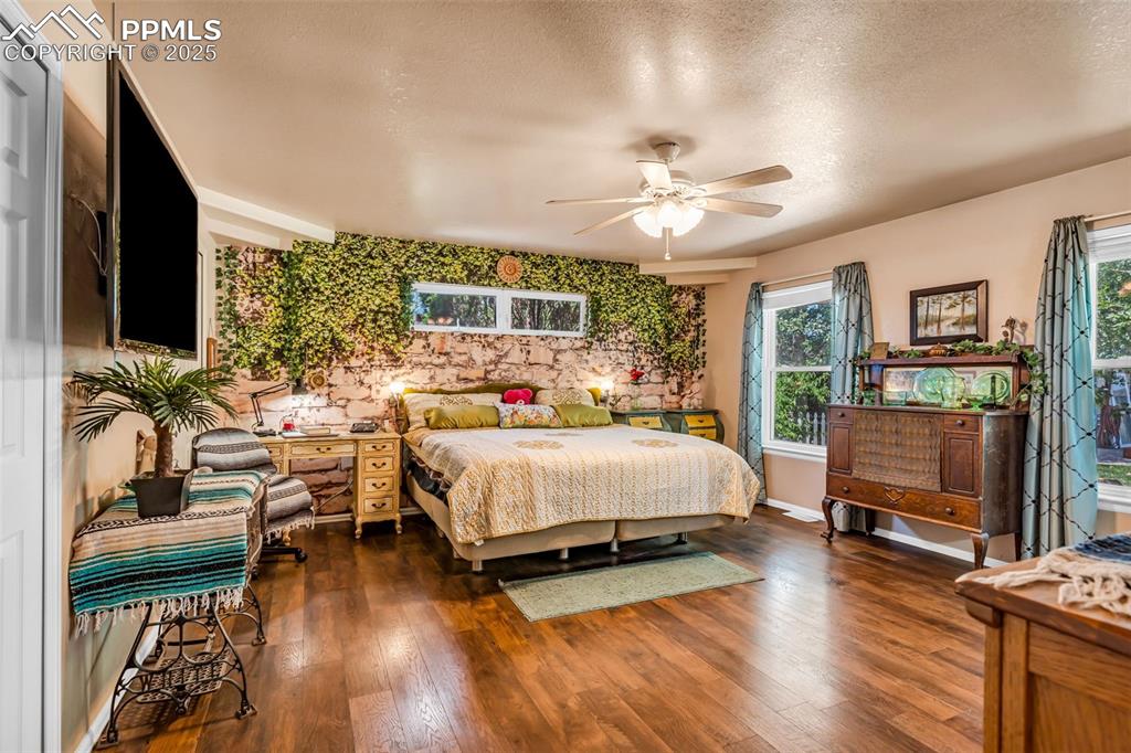 Image 21 of 50: Bedroom