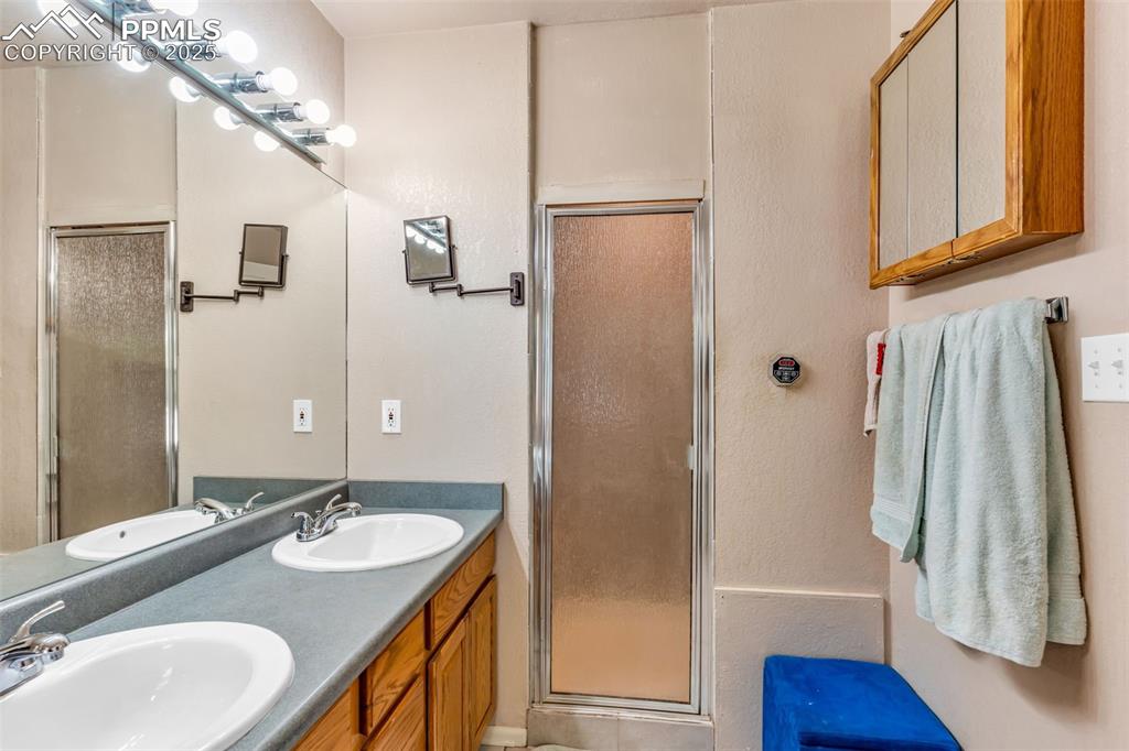 Image 25 of 50: Bathroom