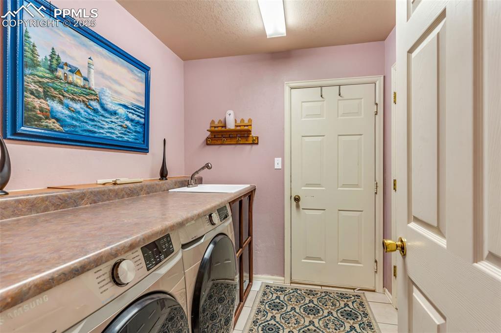 Image 26 of 50: Laundry