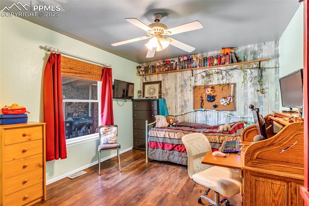 Image 27 of 50: Bedroom