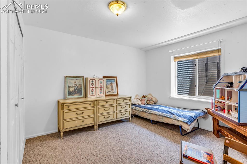 Image 30 of 50: Bedroom