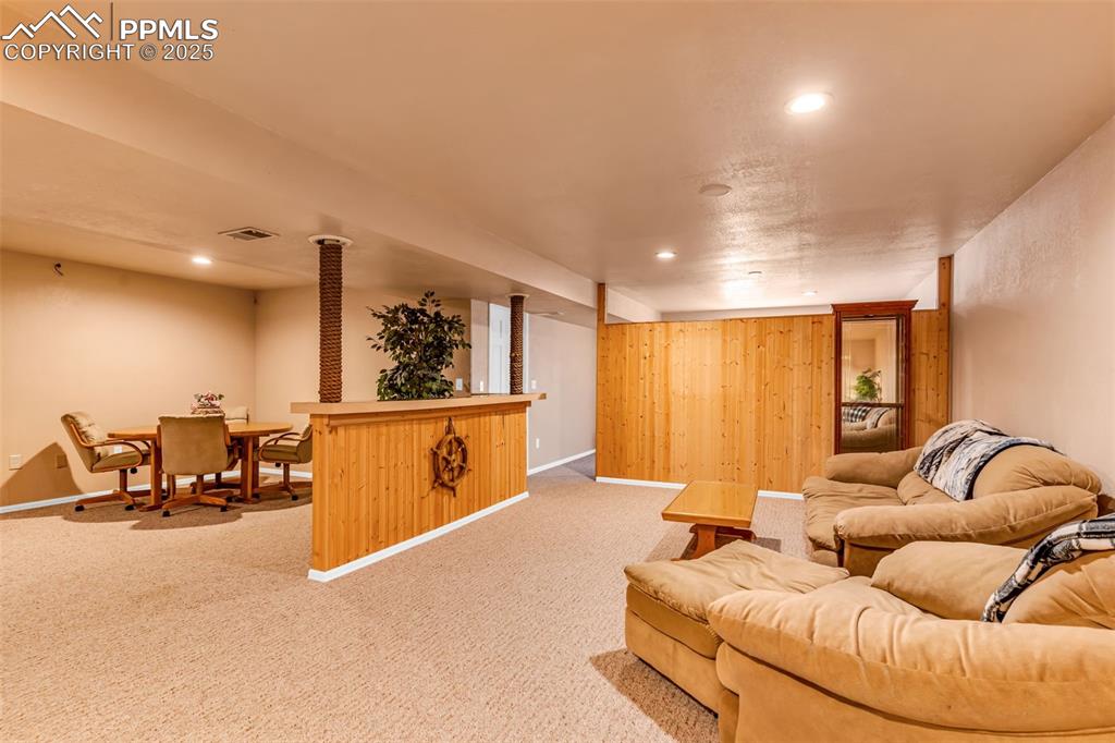 Image 33 of 50: Living Room