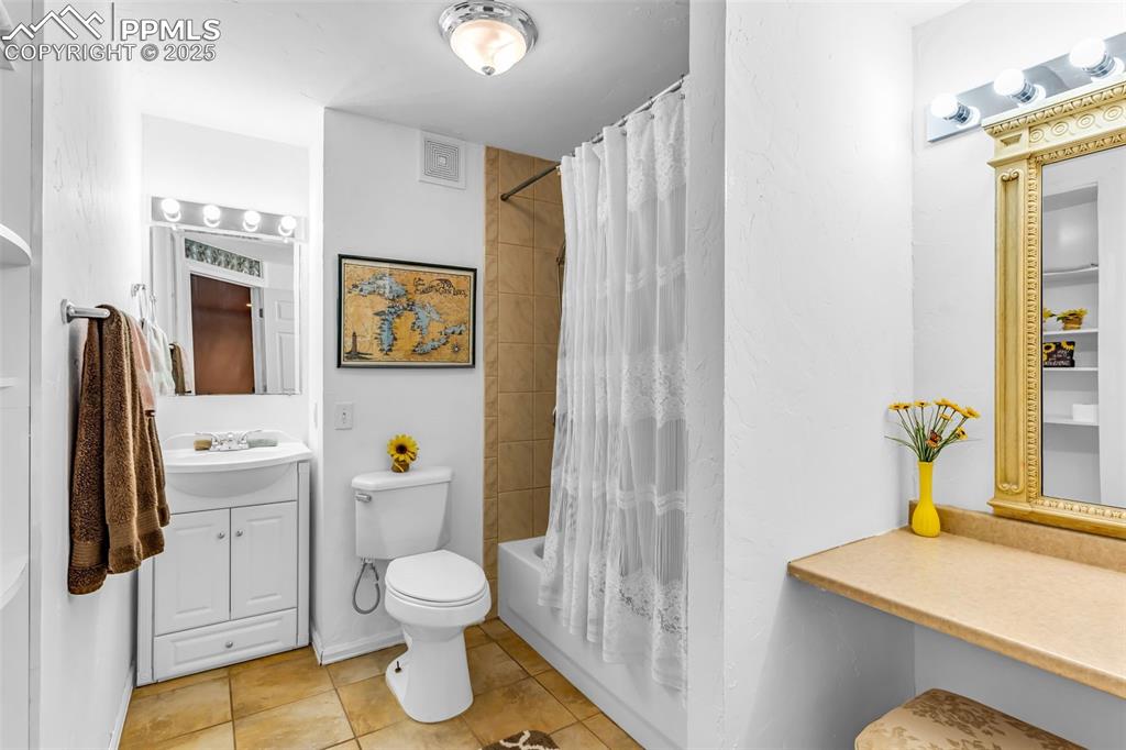 Image 39 of 50: Bathroom