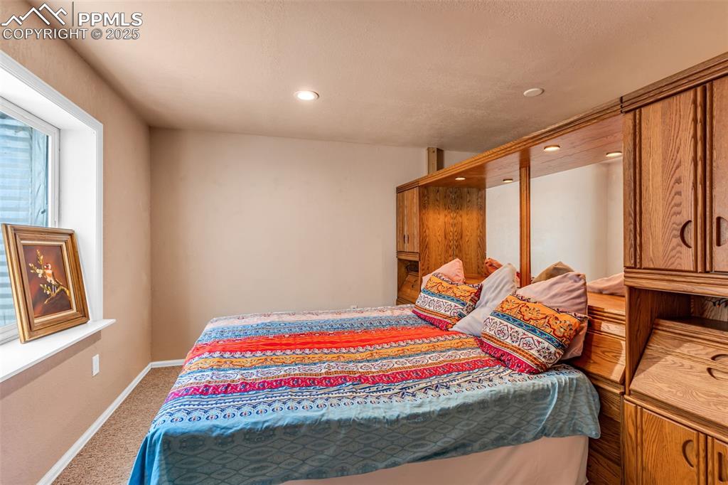 Image 40 of 50: Bedroom