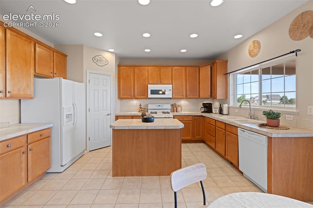 Image 17 of 48: Kitchen
