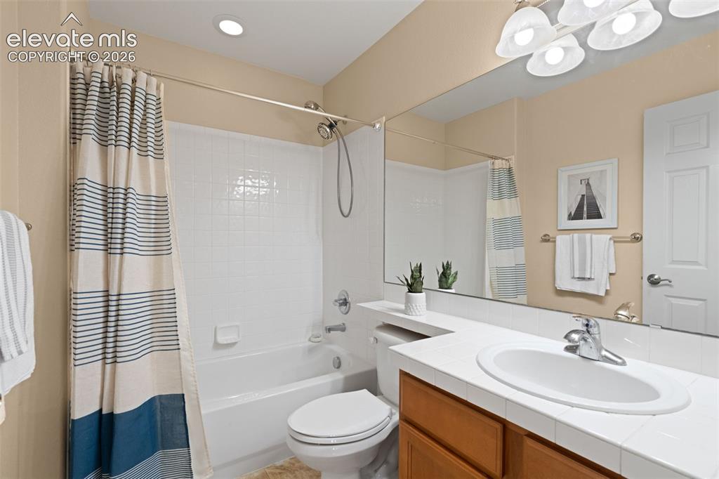 Image 20 of 48: Bathroom