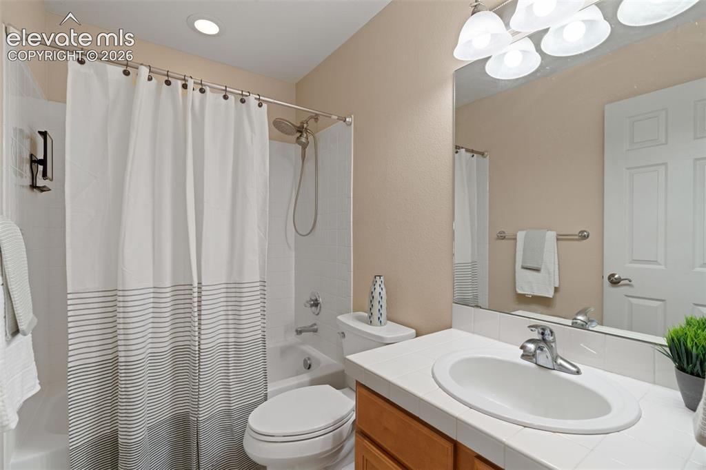Image 32 of 48: Bathroom