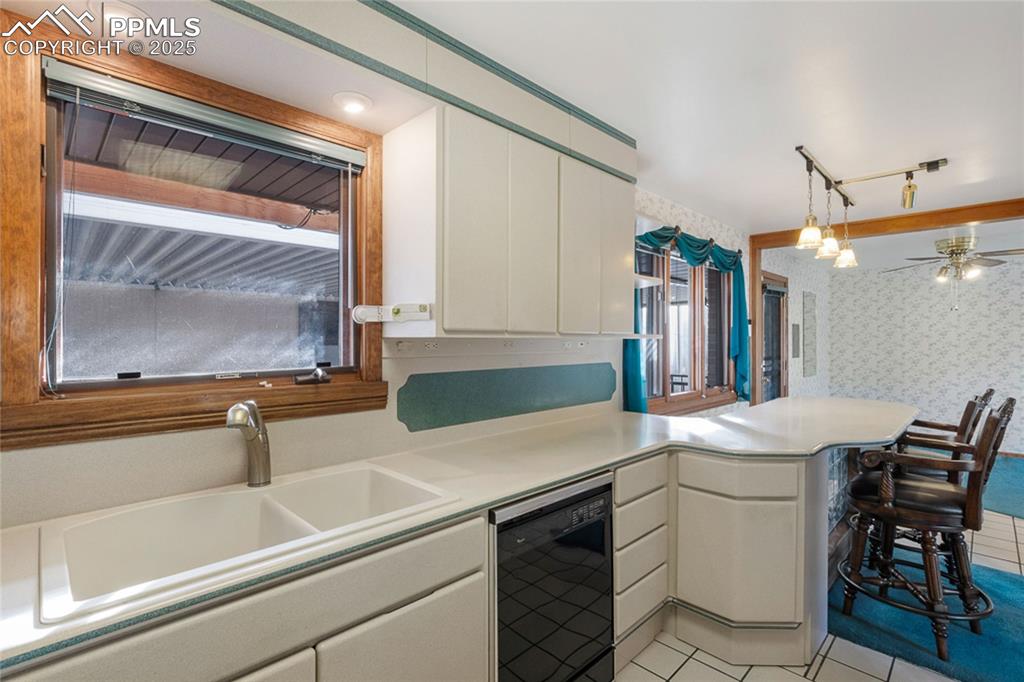 Image 10 of 42: Kitchen