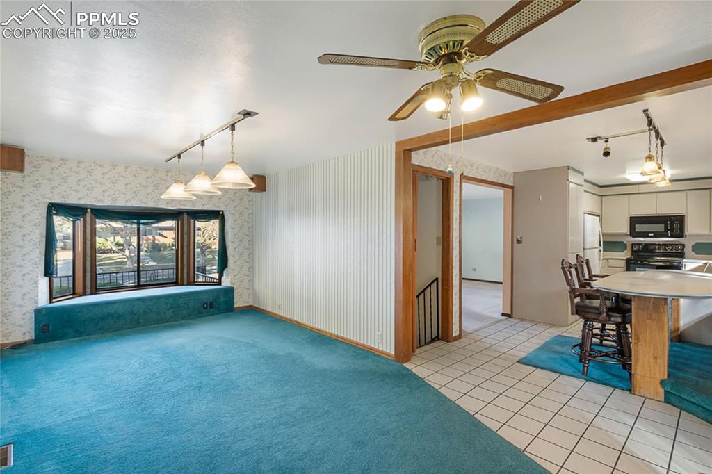 Image 11 of 42: Dining Area