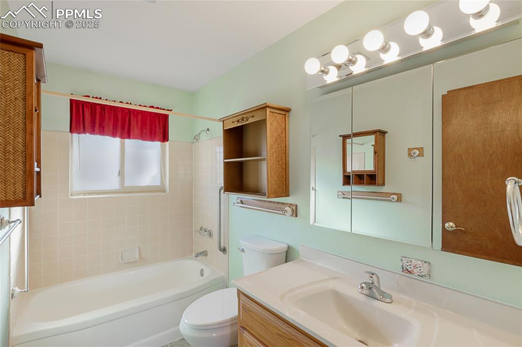 Image 19 of 42: Bathroom