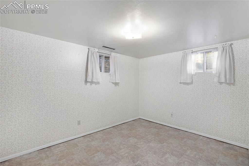 Image 31 of 42: Bedroom