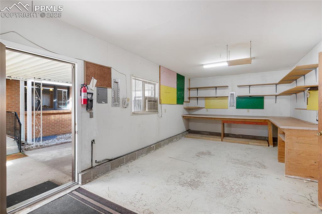 Image 35 of 42: Workshop