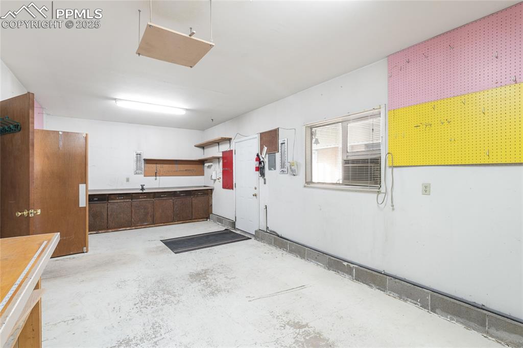 Image 36 of 42: Workshop