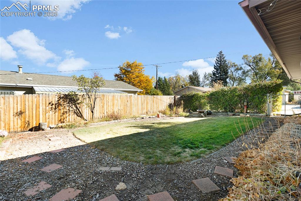 Image 38 of 42: Yard