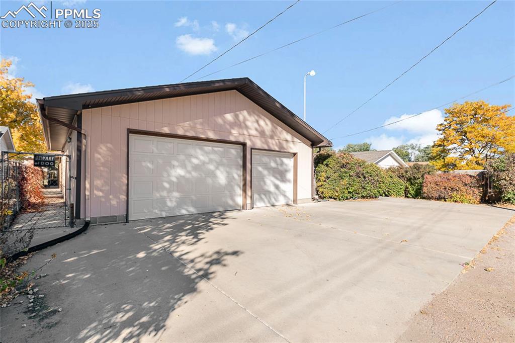 Image 39 of 42: Garage