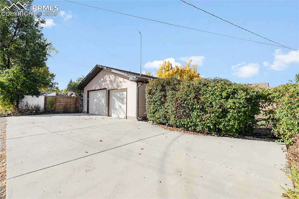 Image 40 of 42: Garage