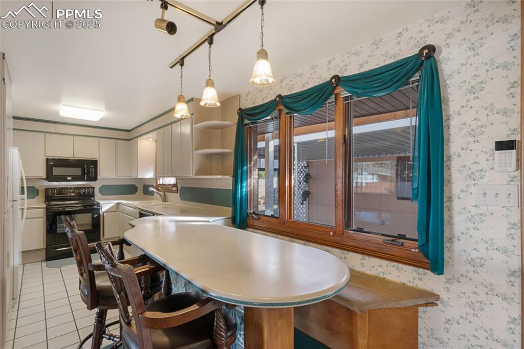 Image 7 of 42: Kitchen