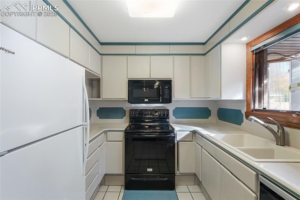 Image 9 of 42: Kitchen